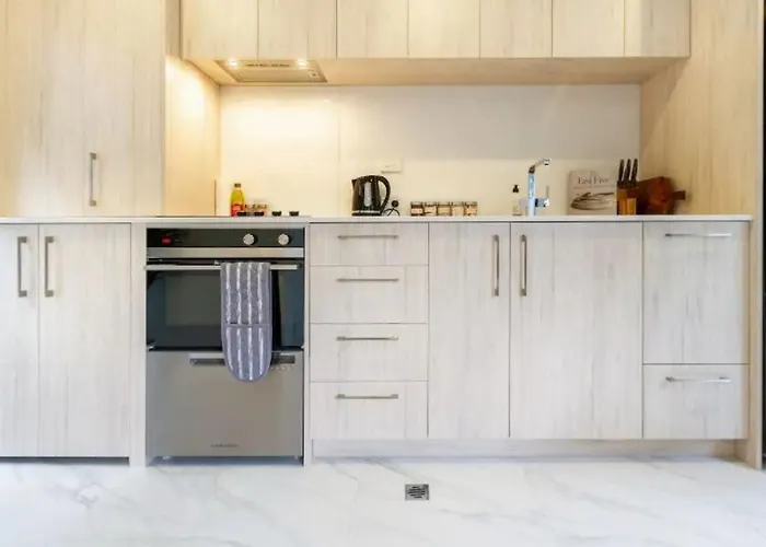 Serenity In The Centre: 2 Bed 2 Bath